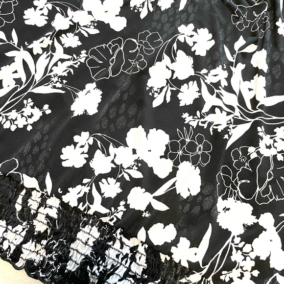 NEW Women’s Short Sleeve Floral Banded Hem Top - Picture 11 of 14